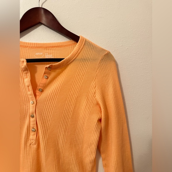 Aerie Women’s Long Sleeve Henley T-Shirt Buttons Peach Orange Size Medium - Picture 4 of 12
